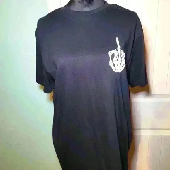 Graphic tee size medium - Picture 1 of 4